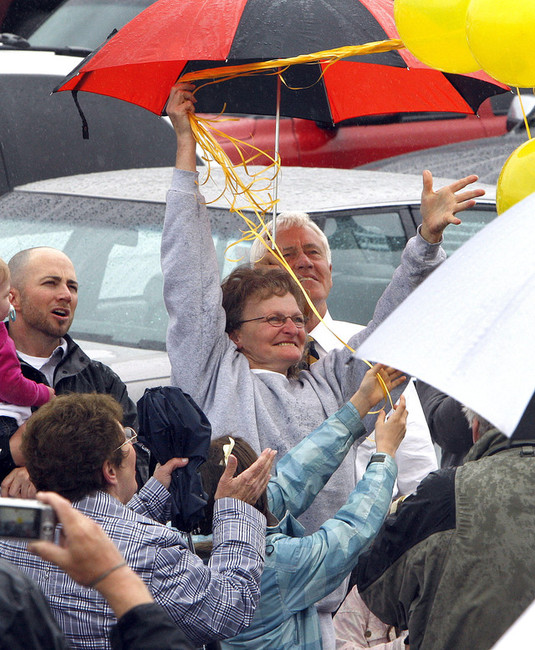 Debra Brown celebrated by releasing balloons Monday afternoon as she greeted family and friends outside the prison after being exonerated by a judge. (Tom Smart, Deseret News)