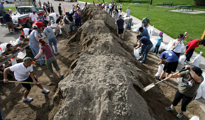 Murray residents help neighbors prepare for flooding