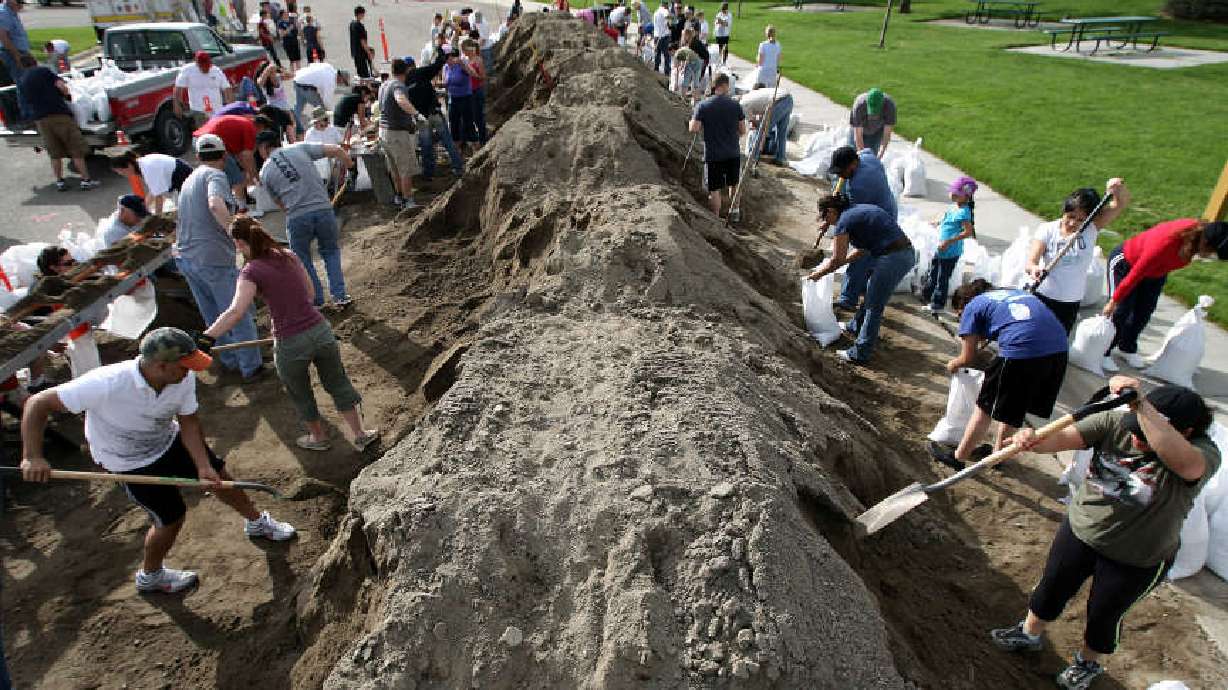Murray residents help neighbors prepare for flooding