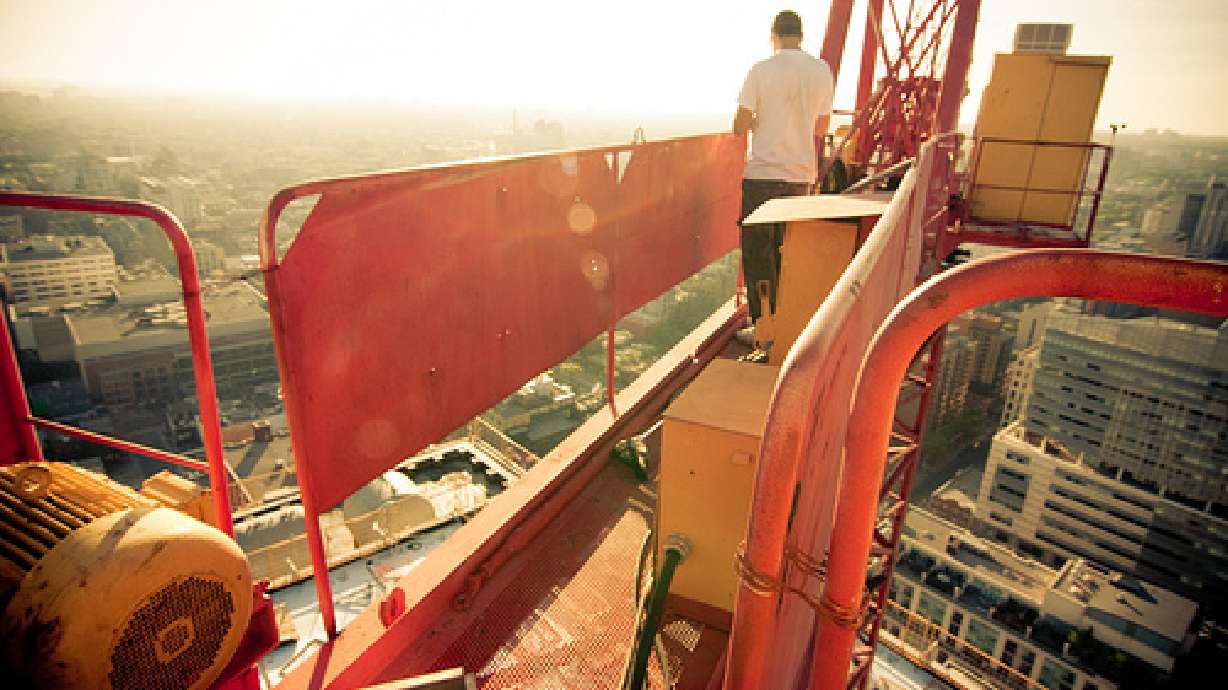 New death-defying internet meme puts photographers on rooftops
