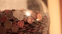 How to Estimate How Much Money's in Your Change Jar (Without Counting) [Tricks Of The Trade]