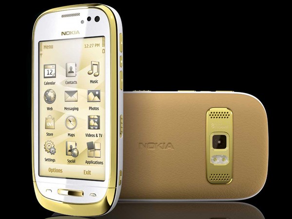 Nokia Oro is covered with 18ct gold on the outside, tinged with Symbian regret inside