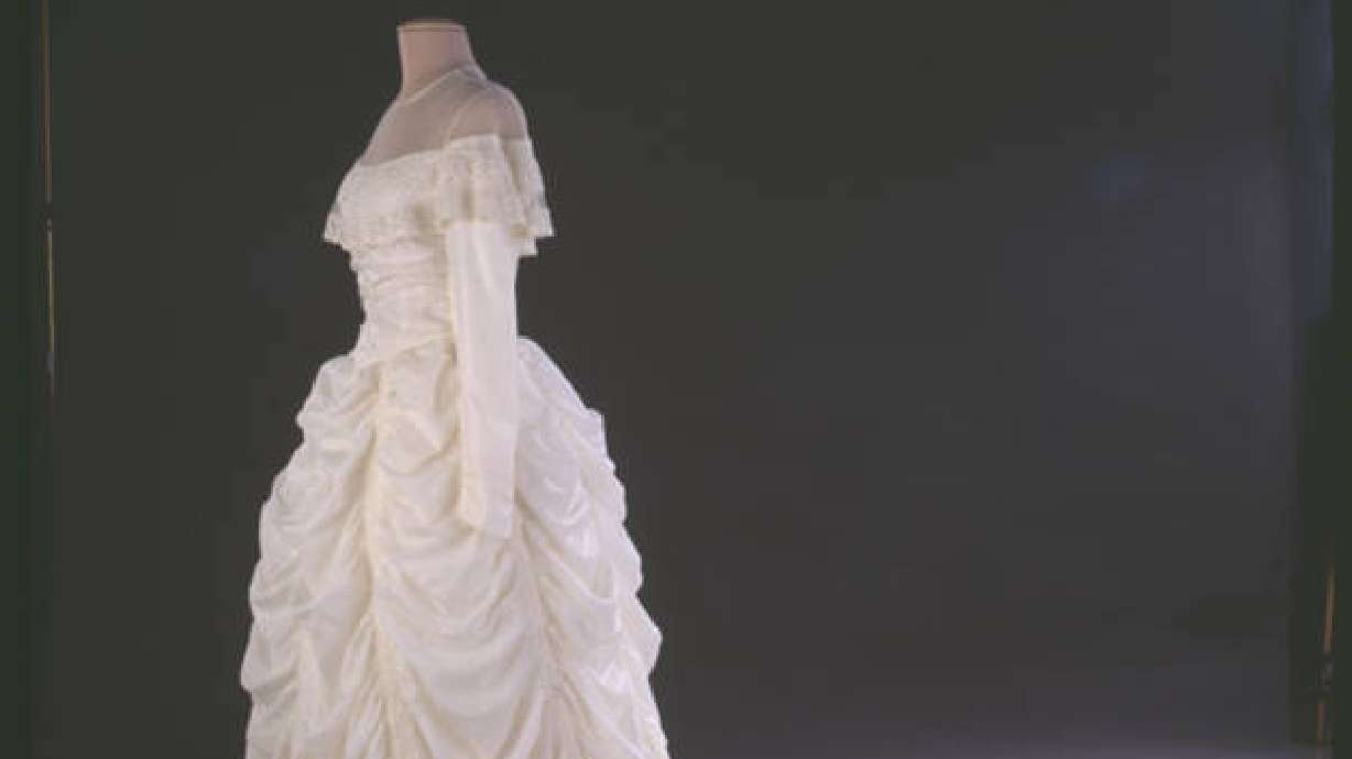 Wedding-dress made from life-saving parachute