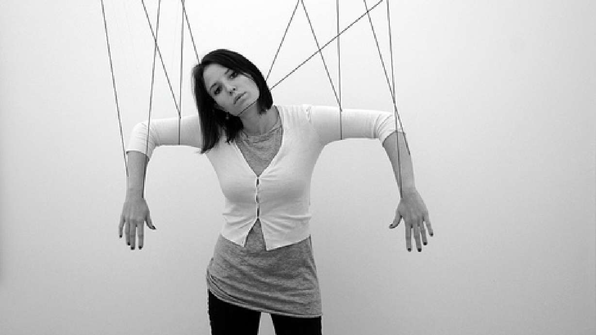 12 Devious Tricks People Use To Manipulate You