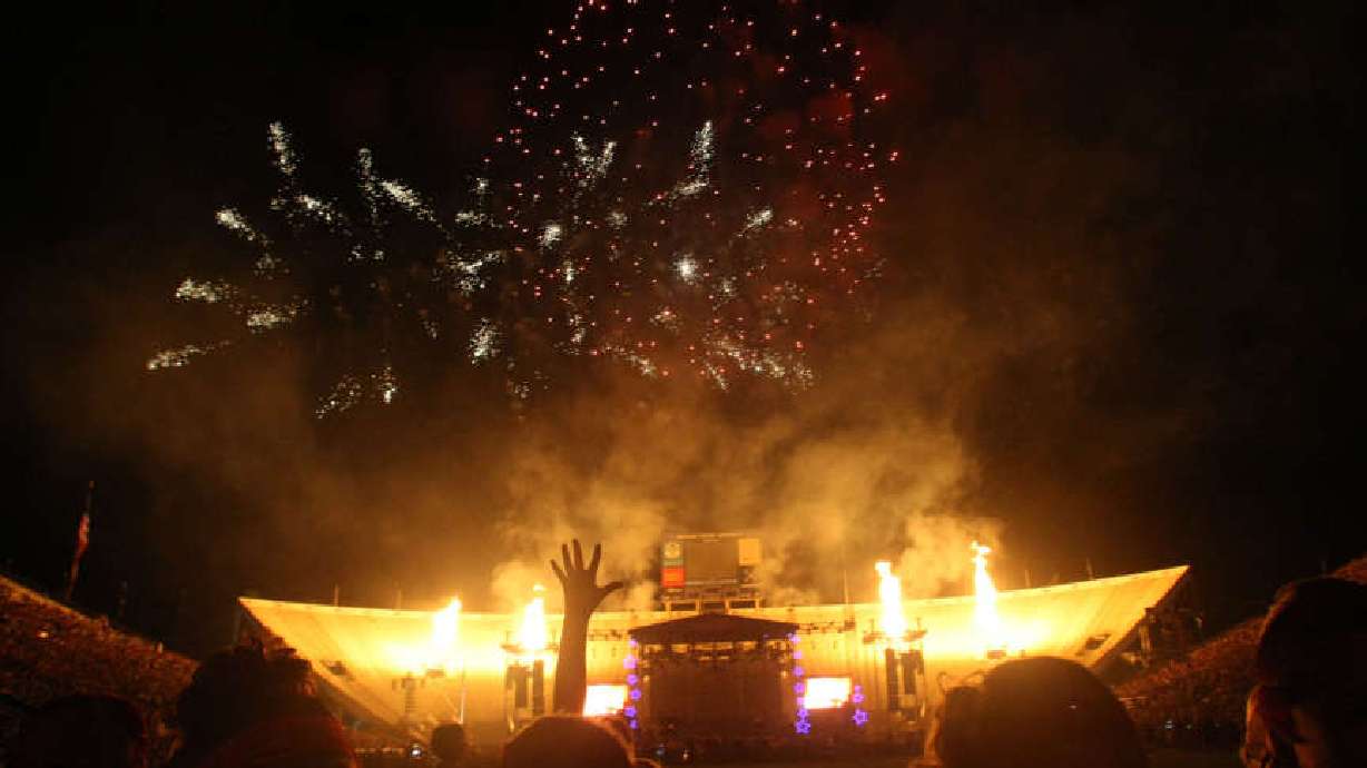 Archuleta, Paisley rock the crowd at Stadium of Fire