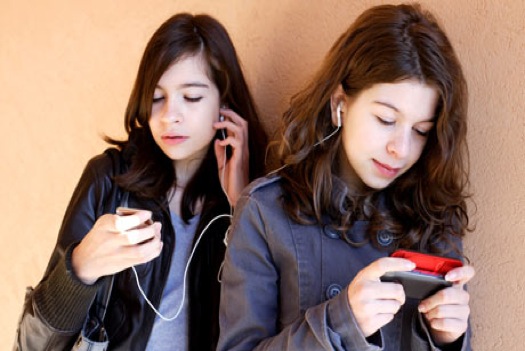 Are Parents Teaching Their Kids Bad Smartphone Behavior?