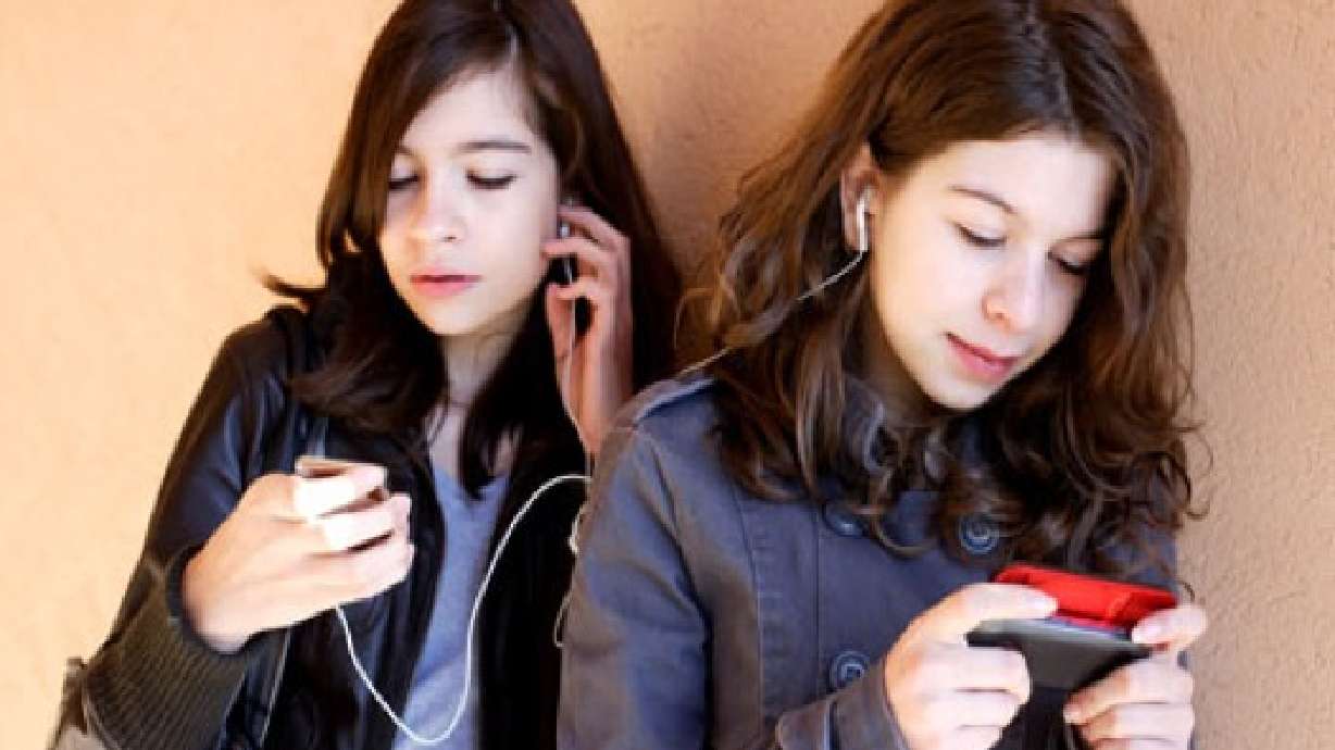 Are Parents Teaching Their Kids Bad Smartphone Behavior?