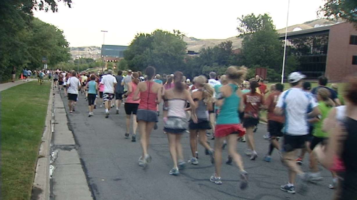 Some Utahns lace up to celebrate holiday in runners' fashion