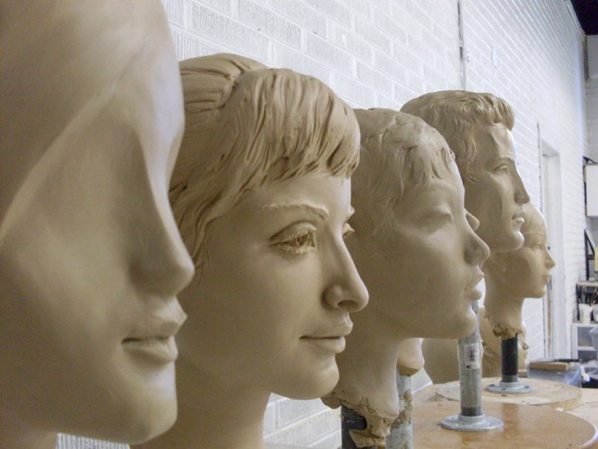 Mannequins persuade shoppers to buy