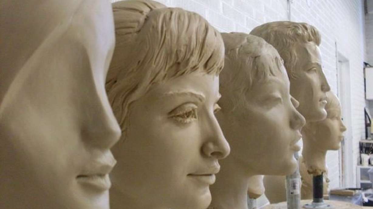 Mannequins persuade shoppers to buy