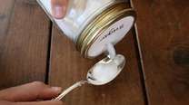 Add a Salt Box Pour Spout to a Ball Jar for Easy Pouring [Kitchen Hacks]