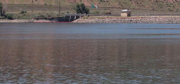 1 dead after boat overturns, sinks at Echo Reservoir