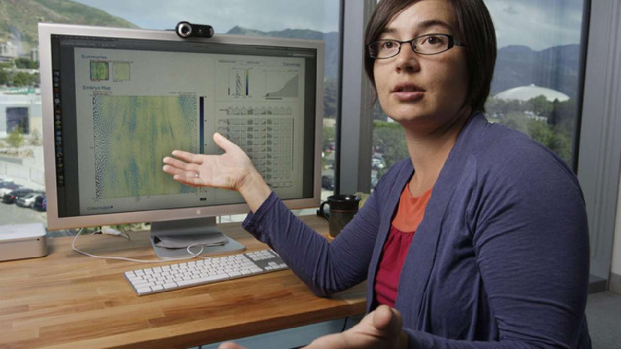 Local professor helps scientists see their work in a different way