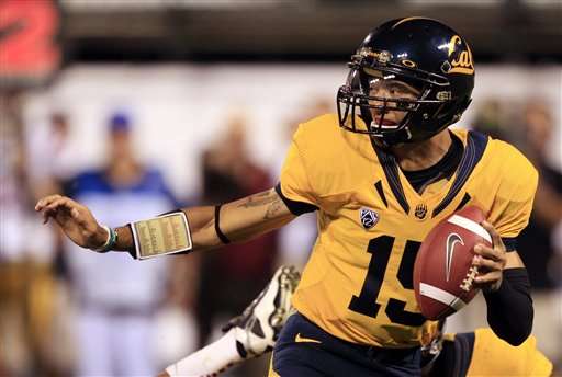 Cal QB Zach Maynard drops back to pass against USC. (AP Photo/Marcio Jose Sanchez)