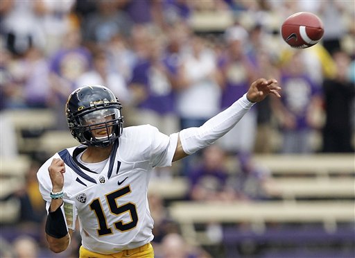 Cal quarterback Zach Maynard throws against 
Washignton. Washington won 31-23. Maynard threw 
for 349 yards and a touchdown on the day. (AP 
Photo/Elaine Thompson)
