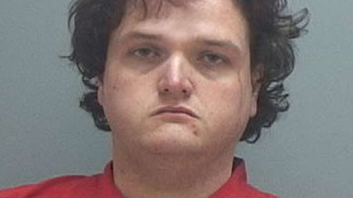 Man arrested after slitting wife's throat