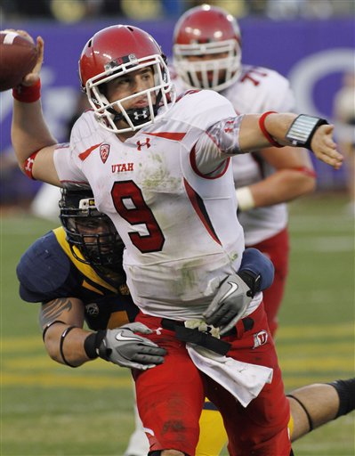 Utah quarterback Jon Hays throws under pressure 
from a California player. (AP Photo/George 
Nikitin)