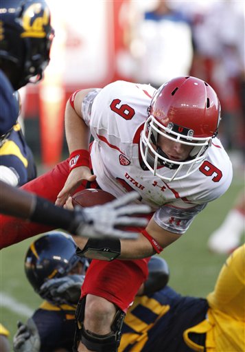 Utah quarterback Jon Hays works through
California's defense. (AP Photo/George Nikitin)