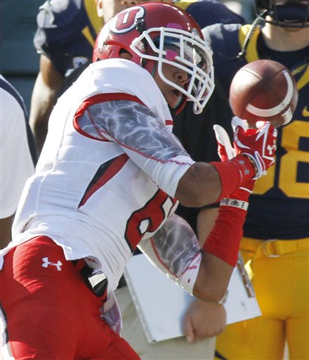 Utah's Dres Anderson reaches for a pass, but is 
unable to make the reception against Cal. (AP 
Photo/George Nikitin)