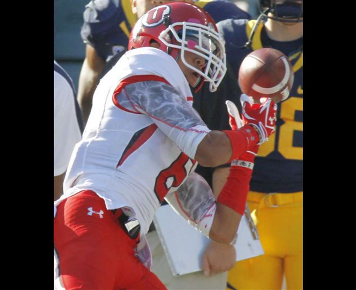 Utah's Dres Anderson reaches for a pass, but is
unable to make the reception against Cal. (AP
Photo/George Nikitin)