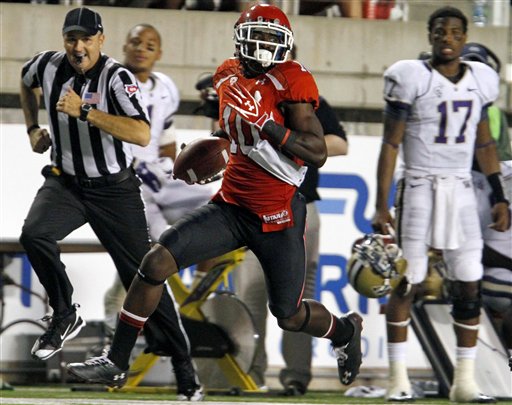 Utah wide receiver DeVonte Christopher runs the
ball against Washington. (AP Photo/Jim
Urquhart)