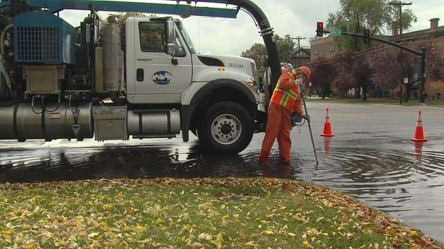 City crews try to keep leaves out of gutters
and drains, and also prevent too much organic
matter from getting into the Jordan River and
causing oxygen depletion.