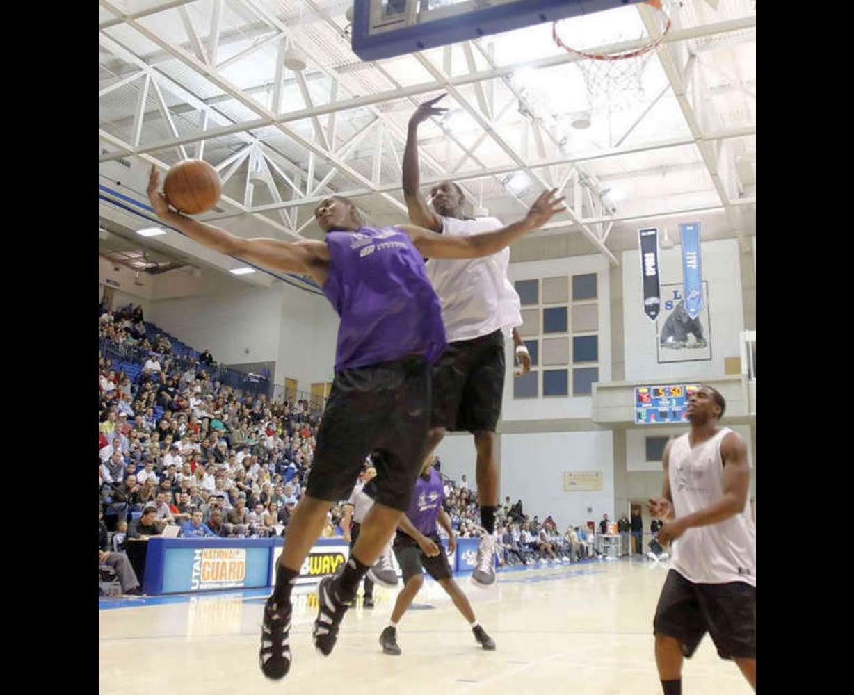 Derrick Favors ,left, works against Jeremy
Evens. (Deseret News)