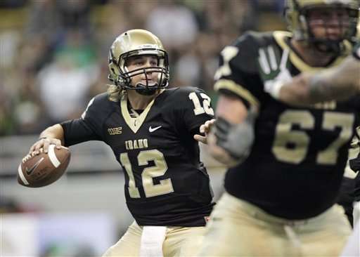 Idaho quarterback Taylor Davis looks to pass
against Hawaii. (AP Photo/Dean Hare)