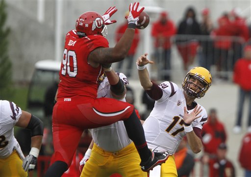 Arizona State quarterback Brock Osweiler (17)
makes a pass with pressure from Utah defensive
end Derrick Shelby. (AP Photo/Jim Urquhart)