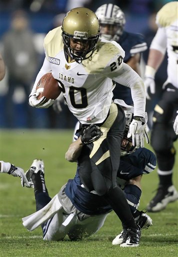 Idaho's Princeton McCarty runs out of the
tackle of BYU's Travis Uale. (AP Photo/George
Frey)