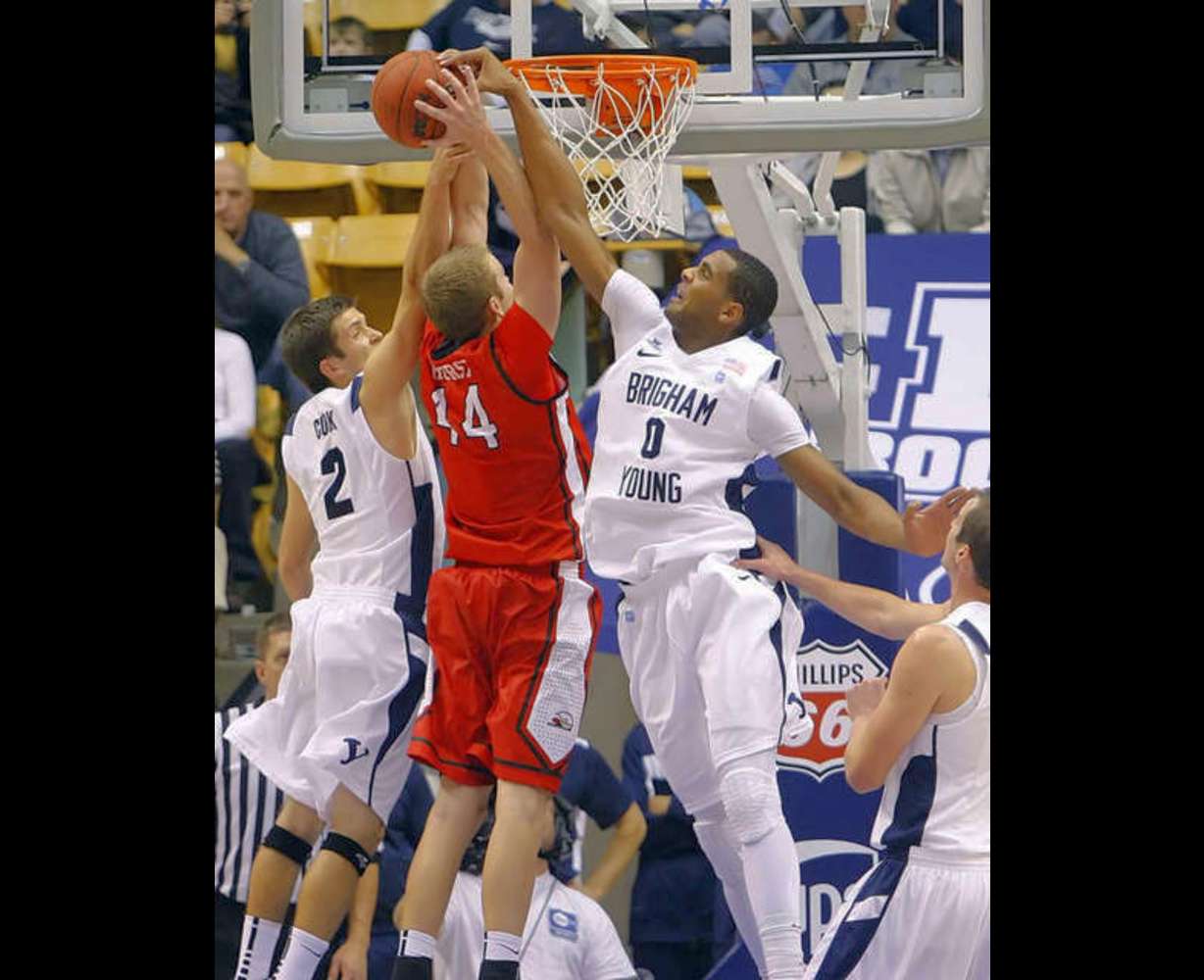 BYU's Brandon Davies ,right, teammate Craig
Cusick ,left, team up to block the shot by BYU-
Hawaii's Brady Hurst. (Deseret News)