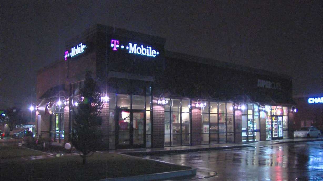 Declined credit card prompts man to rob cellphone store