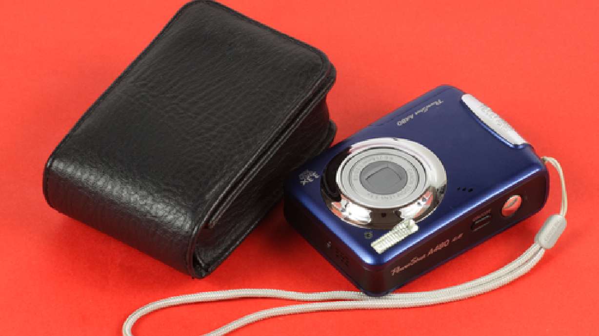 Man finds stolen camera for sale online, enlists police to get it back