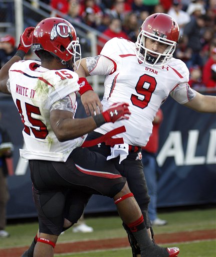 Utah's John White (15) and quarterback Jon Hays
(9) celebrate in the end zone after a
touchdown. (AP Photo/Wily Low)