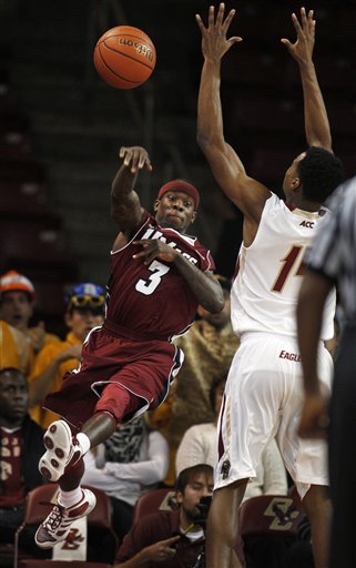 Massachusetts' Chaz Williams makes a pass 
versus Boston College. (AP Photo/Steven Senne)