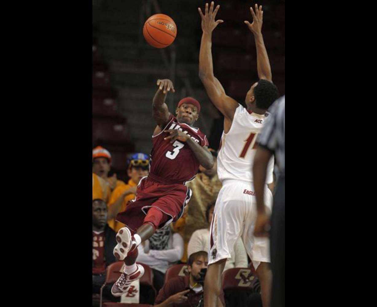 Massachusetts' Chaz Williams makes a pass
versus Boston College. (AP Photo/Steven Senne)
