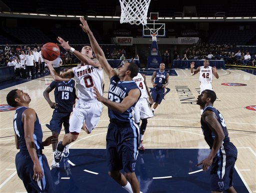 Santa Clara guard Evan Roquemore (0) shoots
between the Villanova defense. Santa Clara
won 65-64. (AP Photo/Alex Gallardo)
