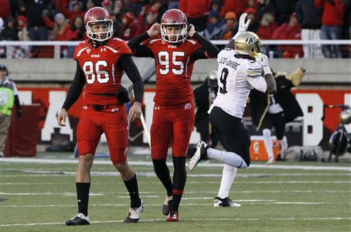 Utah holder Sean Sellwood (86) and kicker 
Coleman Petersen (95) walk off the field after 
Petersen missed a potential 
game-tying field goal. (AP Photo/Jim Urquhart)