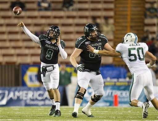 Hawaii quarterback David Graves (9) throws a
pass against Tulane. (AP Photo/Eugene Tanner)