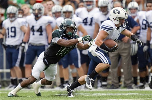 BYU wide receiver JD Falslev escapes the grasp
of Hawaii cornerback Mike Sellers. (AP
Photo/Eugene Tanner)