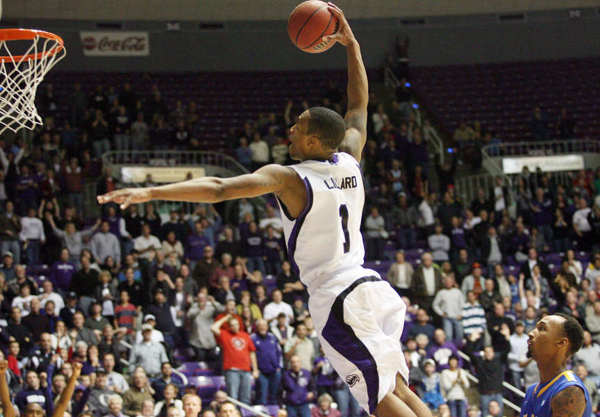 Weber State's Damian Lillard goes for the slam
dunk (AP Photo).