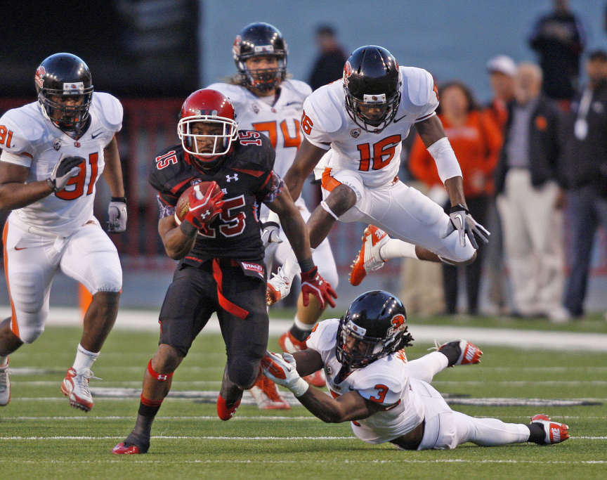 Utah Utes running back John White IV (15) runs past OSU's defense as the University of Utah plays Oregon State University in Pac-12 football (Tom Smart, Deseret News)