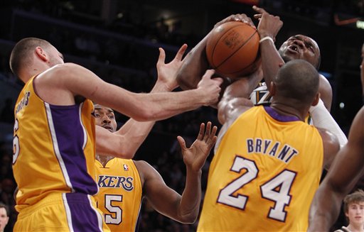 Utah Jazz center Al Jefferson, right, pulls 
down a rebound against LA Lakers Josh 
McRoberts, (6) Metta World Peace, and Kobe 
Bryant (24). (AP Photo/Alex Gallardo)