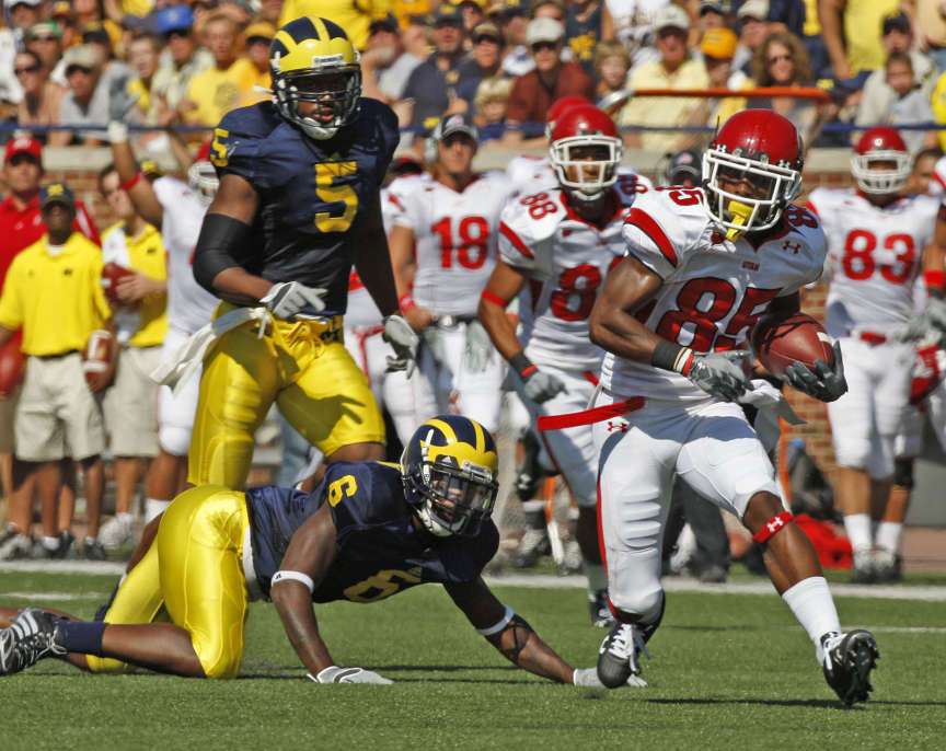 Utah's Jereme Brooks runs past Michigan's Donovan Warren as the University of Utah defeats the University of Michigan 25-23 in the season opener of their college football season in Ann Arbor, Utah Aug. 30, 2008. (Tom Smart, Deseret News)