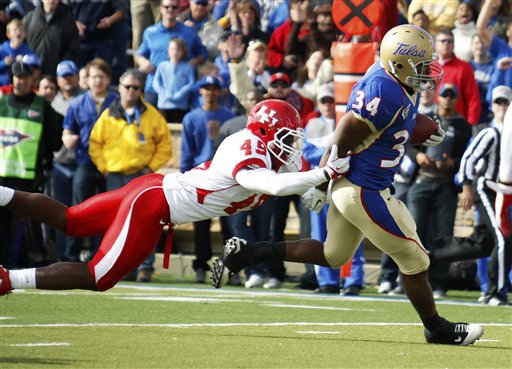 Tulsa 's Willie Carter (34) avoids a tackle by
Houston's Derrick Mathews (49) to score a
touchdown. (AP Photo/Sue Ogrocki)