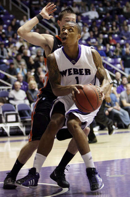 Weber State Wildcats guard Damian Lillard (1)
drives by Idaho State Bengals guard Chase
Grabau (2). (Deseret News)