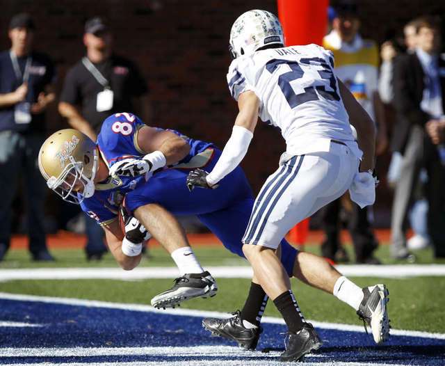 Tulsa tight end Clay Sears (82) lunges past BYU
defensive back Travis Uale (23) for a touchdown
during the second quarter of the Armed Forces
Bowl. (AP Photo/John F. Rhodes)