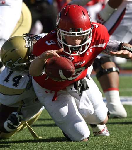 Utah quarterback Jon Hays, right, reaches to
recover his fumble forced by Georgia Tech's
Jemea Thomas during the Sun Bowl. Hays
recovered the fumble. (AP Photo/El Paso Times,
Victor Calzada)