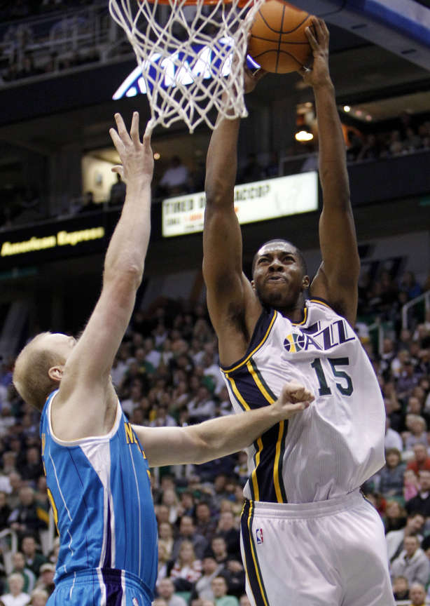 Derrick Favors goes in for a dunk over Chris
Kaman of the New Orleans Hornets. (Deseret
News)