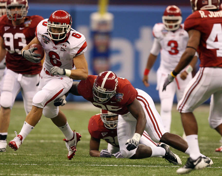 Utah running back Darrell Mack (6) runs for yardage avoiding a tackles by Alabama linebacker Rolando McClain (25) during the first quarter of the 2009 Allstate Sugar Bowl, at the Superdome, in New Orleans, LA. Friday Jan. 2, 2009. (Jeffrey D. Allred, Deseret News)